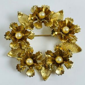 Vintage Floral Wreath Brooch Pin 2" Gold Tone Faux Pearl Jewelry